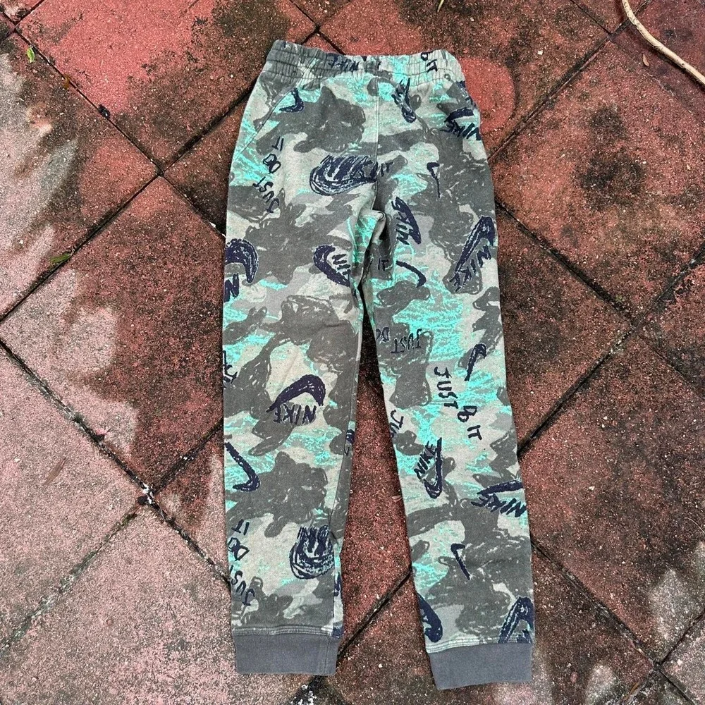 Nike Youth camo sweatpants Fleece Sweatpants Size Med